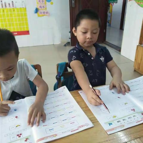 今天情境互动式数学《钱币与100以内数的分合》宝贝们都很认真的完成课堂练习，宝贝们棒棒哒!👍👍