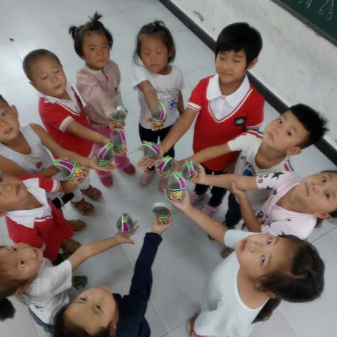 一起动手做手工——果篮 通过手工制作大大提高了孩子们动手能力，同时也开动了脑筋发散了思维。