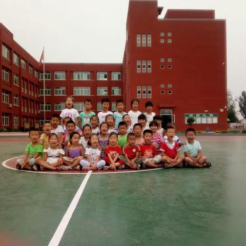 东杨小学幼儿园《2019毕业班》   小小的你经过幼儿园的学习和生活已经茁壮成长。