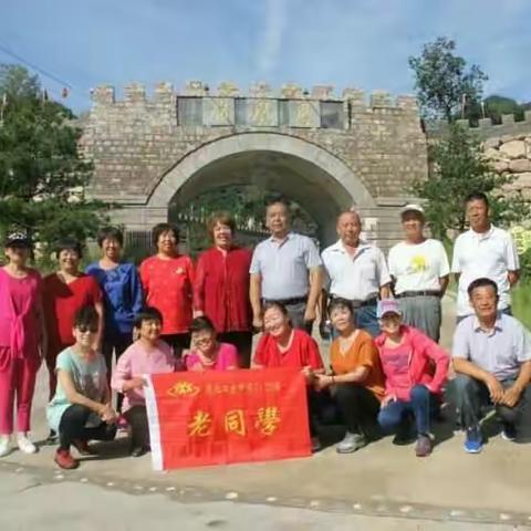 遵化工农中学75届高二一班同学群恭祝谢老师新年快乐！