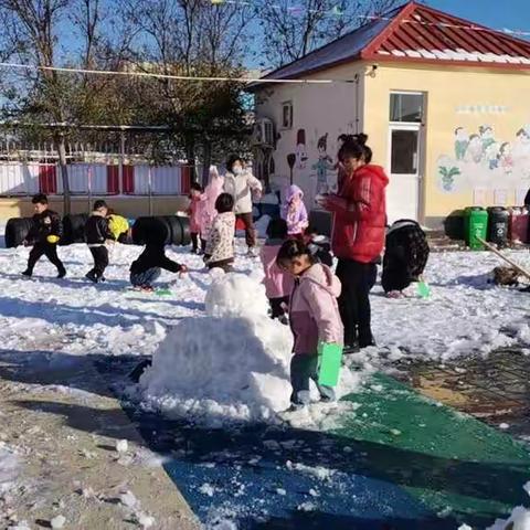 拥抱初雪，满园童乐——西翟庄镇第一中心幼儿园玩雪记