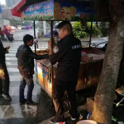 干净过春节 新港中队开展节前市容环境专项整治