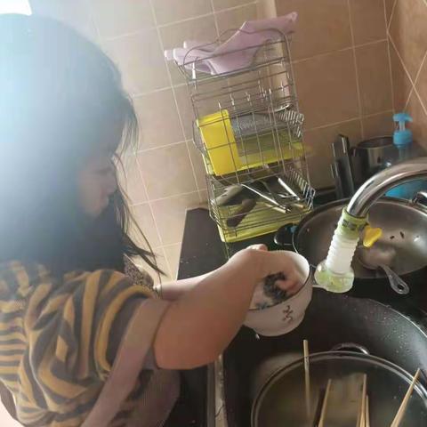 万正小学三一班丁紫涵寒假之社会实践～做一个帮妈妈干家务的小帮手！