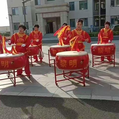 “飞火流霞迎盛世，欢歌笑语贺华章。黎明村庆祝重阳节茶话会及文艺演出”