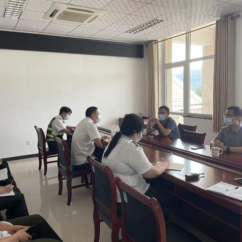 西阜分公司经理于亚军、副经理苌伟博到五岳寨收费站调研指导
