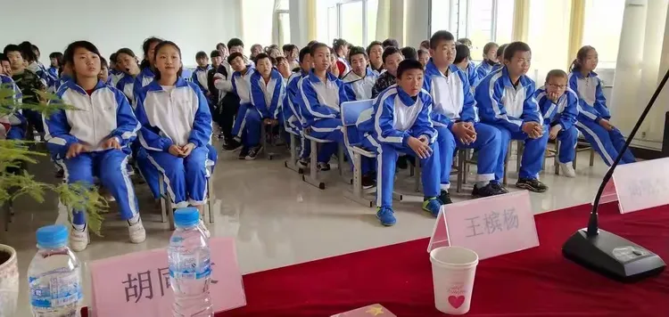 扎兰屯市第三中学开展学生防欺凌宣传教育工作