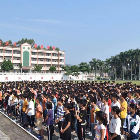 烈日磨练意志  汗水见证进步      ——廉江市塘蓬中学学生军训侧记