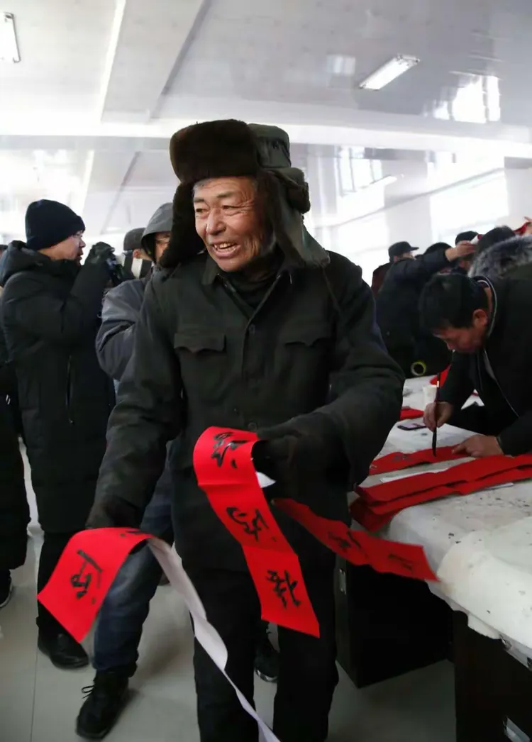 2月4日上午，北票市60多位民间艺术家在政协艺术工作组的带领下，来到了坐落在大青山明长城脚下大凌河岸