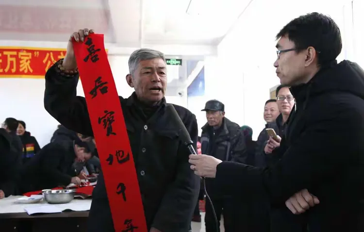 2月4日上午，北票市60多位民间艺术家在政协艺术工作组的带领下，来到了坐落在大青山明长城脚下大凌河岸