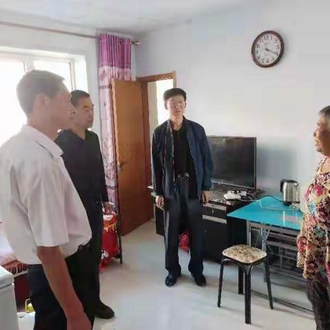 致敬老兵，慰问英雄