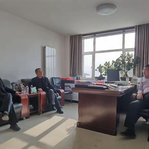 准格尔旗支行史永锋行长一行拜访龙口镇政府