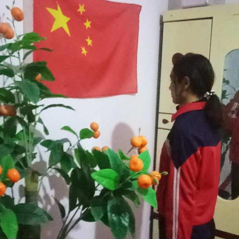 疫情期间，阿克陶镇学校举行线上升旗仪式