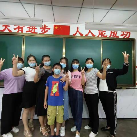 爱于心   行于践——家长们打扫教室记