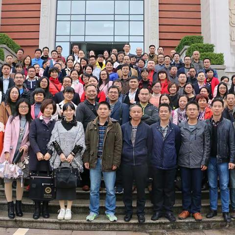 雨中的福州一中也没能挡住我们前行参观学习的步伐，她是那么的美，不仅外表美，内涵更丰富。