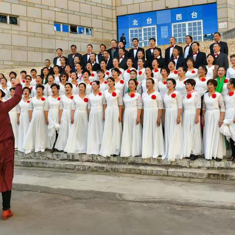 伟大的变革，奋进新时代！   昆明市纪念改革开放四十周大型歌泳展示。