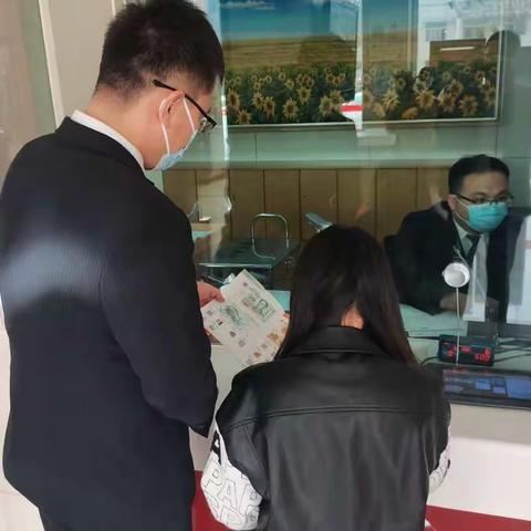 【招商银行济宁分行】“迎新春”反假货币宣传我们在行动