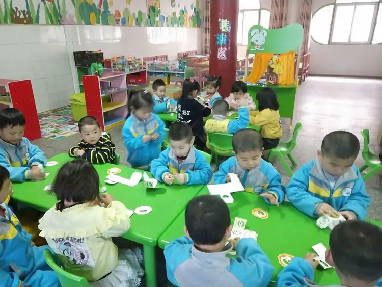 一日生活流程在可乐哥哥、花生哥哥热烈的体智能操带动下开始了！