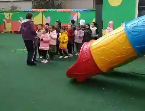 博恩幼儿园大二班宝贝们丰富多彩的户外活动