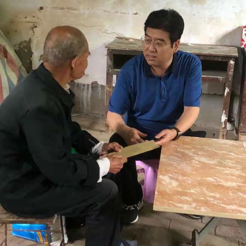 县人大常委会党组书记朱小团来我镇慰问困难党员及基层一线党员