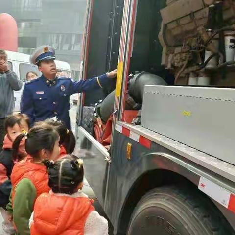 参观消防器械  零距离学习消防安全知识――渤海大地幼儿园社会实践活动