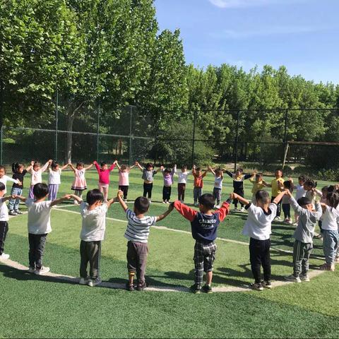 智慧树幼儿园陪伴着每个孩子的春夏秋冬，严寒酷暑，让我们一起来欣赏这里的点点滴滴！