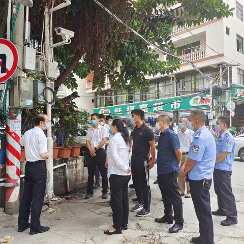 环投集团党委副书记曾山陪同市政府副市长卢义到回辉社区检查创文巩卫工作