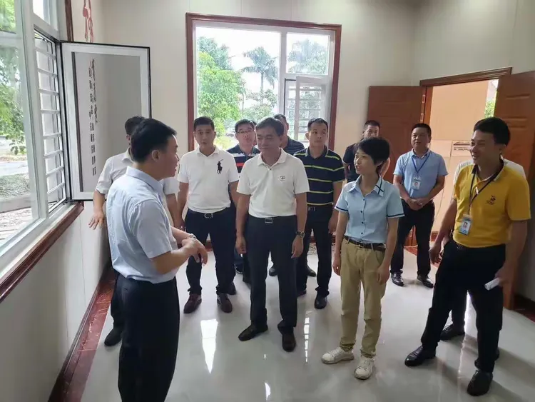 惠东县县长魏荣君亲切会见公司负责人