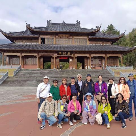 除了泡温泉也有很多可以玩地方去年去了武功山这次去了羊狮幕等著名景区，景色优美，也是一道天然的氧吧。