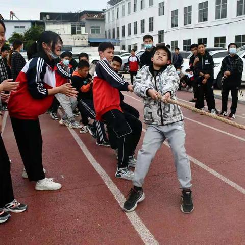 凝心聚力展风采——九年级同学拔河比赛剪影