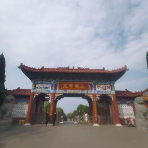 山水文惠，烟波浩渺。曲径通幽，青翠欲滴。亭台楼榭，一步一景。楼鲜花争艳，百鸟齐鸣。山庄巍峨，游人如织心旷神怡。