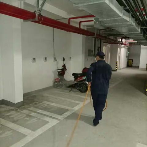 贵驷街道东桂花苑的消杀工作。