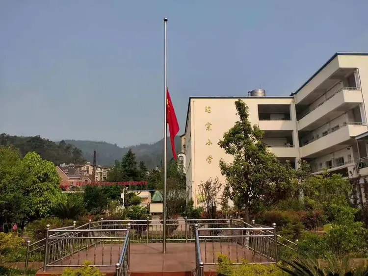 缅怀先烈,祭奠英雄