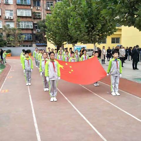 “珍惜粮食，拒绝浪费”逸夫艺术小学五一中队升旗仪式