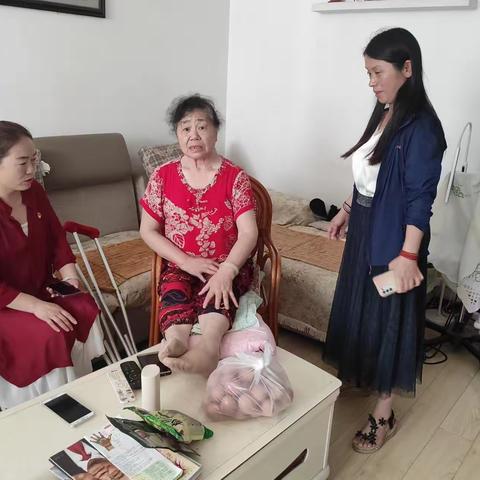 嘉泰社区“迎七一 送关怀”慰问老党员活动