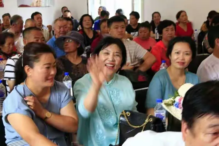 国家一级演员于晓华老师(左)率乐队助场