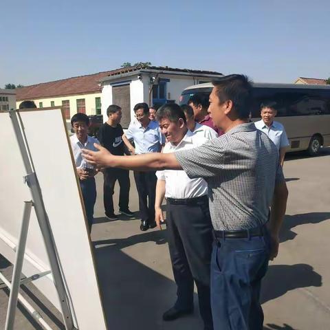 桓台县委书记贾刚六一前夕到起凤镇夏庄小学走访慰问