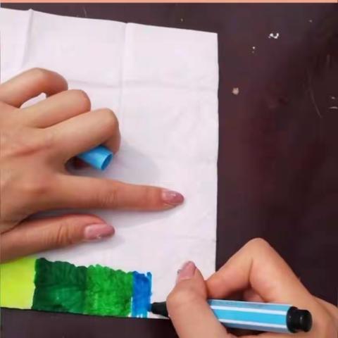 大二班科学小实验《色彩攀升》