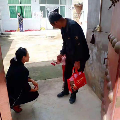 东尧村驻村第一书记中秋节走访群众送月饼