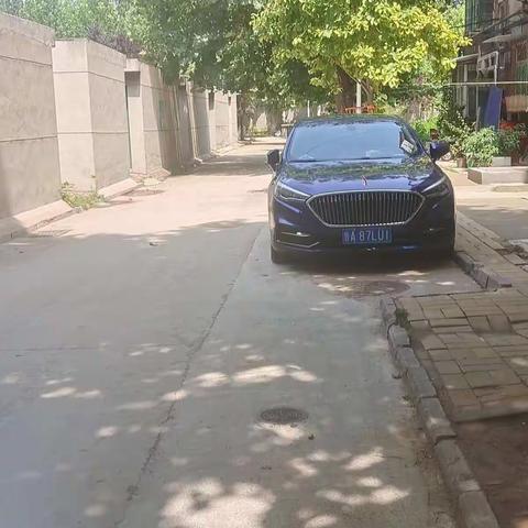 楼前停车惹邻怨，及时疏通解民忧