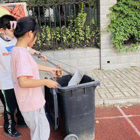 美化校园卫生 争做校园主人——新华区春晖路小学师生大扫除纪实