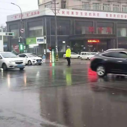 交警假日雨中忙  指挥疏导保畅通