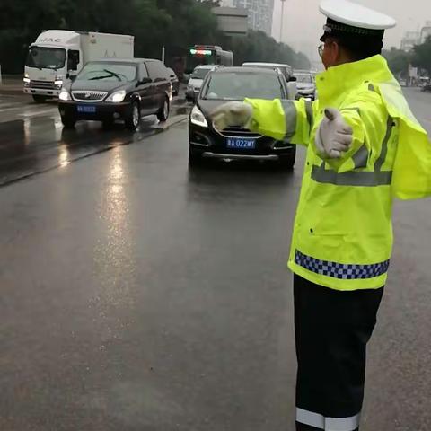 鹿泉交警全力护航“高考”，扎实做好“端午节”期间道路交通保障工作