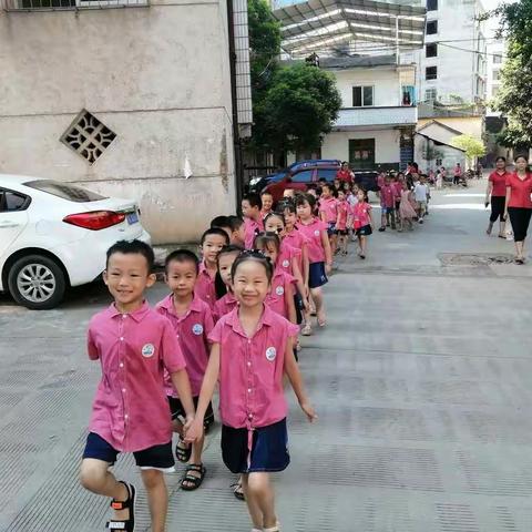 海燕幼儿园大市场分园大大二班参观小学