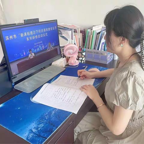 聚焦新理念，打造新课堂——一实集团校小学音乐首席教师工作室参加新课程理念下听评课和教学反思培训研讨活动