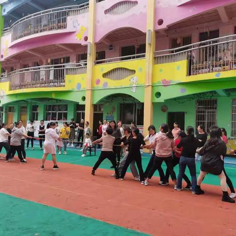 童心幼儿园开展“迎中秋、庆国庆”拔河文体活动