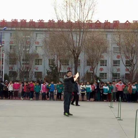 实验小学迎元旦趣味运动会--四年级穿越障碍接力赛