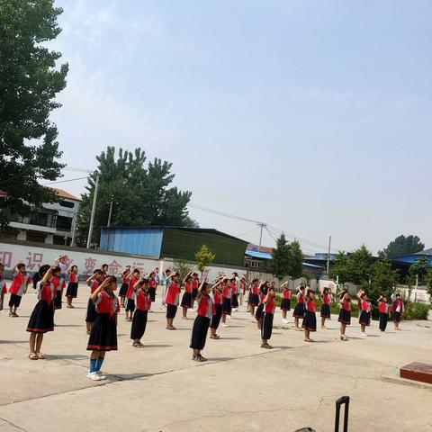 童心向党，快乐成长—–李马台小学开展新生入队仪式暨庆六一文艺汇演活动