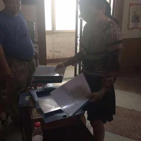 抓党建促扶贫  统一完善村级党建资料