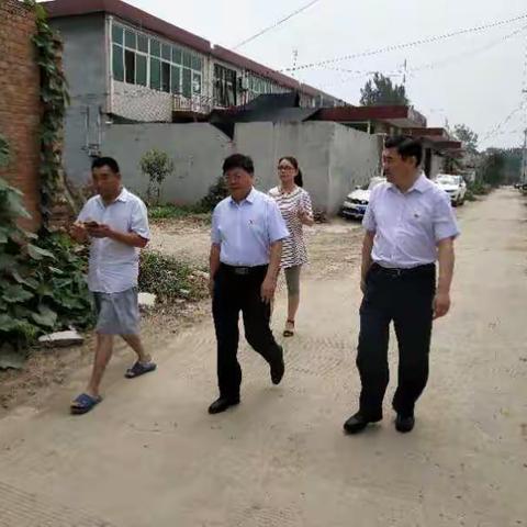 卫辉市委副书记、市长范士富，人大副主任史红宇“七一”前夕来孙杏村镇孙杏村村走访慰问