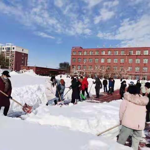 清扫积雪净校园，齐心协力保安全——宝龙山镇第二小学除雪纪实